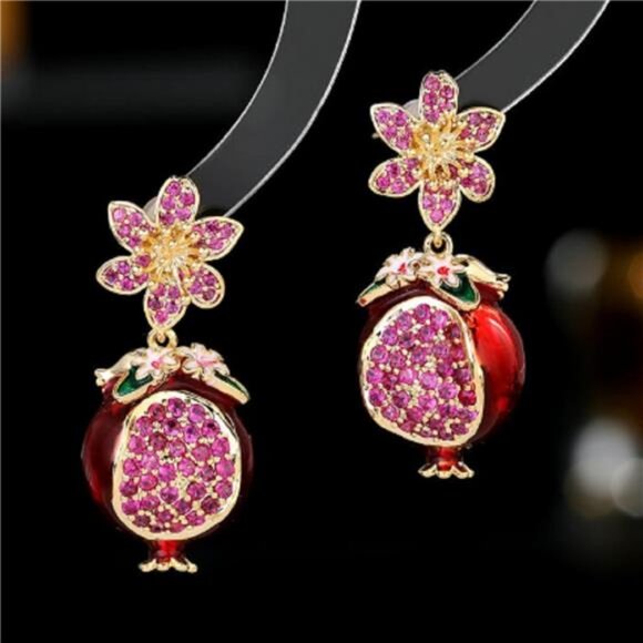 🍇 Elegant Crystal Pomegranate Earrings – Gold Drop Design, Sparkling🍇 - Picture 4 of 5